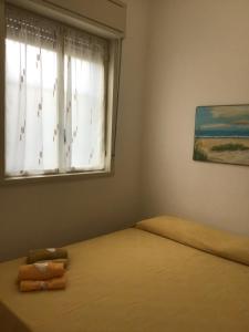 a bedroom with a bed and a window at Villa Acacie Capì in Villaggio San Leonardo