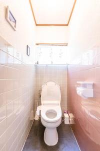 Un baño de 源泉かけ流し温泉付き貸し切り別荘白浜観光に最適の立地14名宿泊可能 63 fotos más