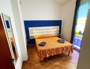 um pequeno quarto com uma cama com uma mesa laranja em Ferienwohnung für 2 Personen ca 40 qm in Cattolica Eraclea, Sizilien Provinz Agrigent - b55719 em Cattolica Eraclea