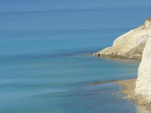 uma praia com falésias brancas e água azul em Ferienwohnung für 2 Personen ca 40 qm in Cattolica Eraclea, Sizilien Provinz Agrigent - b55719 em Cattolica Eraclea