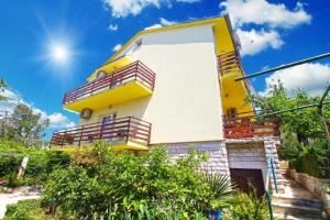 - un bâtiment jaune et blanc avec balcon dans l'établissement Ferienwohnung für 6 Personen ca 110 qm in Banjole, Istrien Istrische Riviera, à Banjole