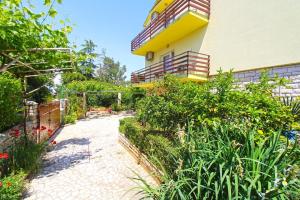 un jardin en face d'un bâtiment dans l'établissement Ferienwohnung für 6 Personen ca 110 qm in Banjole, Istrien Istrische Riviera, à Banjole