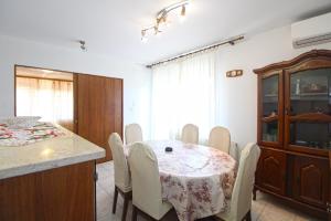 une salle à manger avec une table et des chaises ainsi qu'une cuisine dans l'établissement Ferienwohnung für 6 Personen ca 110 qm in Banjole, Istrien Istrische Riviera, à Banjole