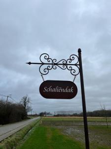 a sign on a pole in the middle of a road at B&B Schaliëndak in Kortenberg