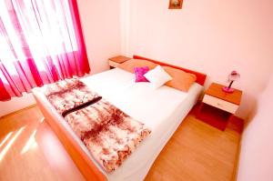 - une chambre avec un lit blanc et une fenêtre rouge dans l'établissement Ferienwohnung für 4 Personen ca 37 qm in Njivice, Kvarner Bucht Krk - b58789, à Njivice