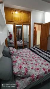 - une chambre avec un lit et une couverture dans l'établissement Farah, à El Madania