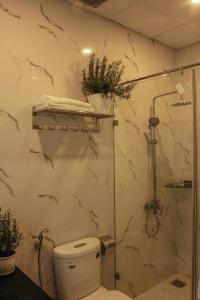 La salle de bains est pourvue d'une douche et de toilettes. dans l'établissement Tiến Anhh 1, à Đà Lạt