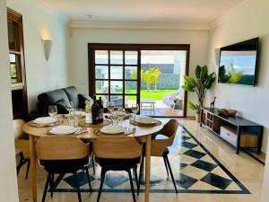 een eetkamer met een tafel en stoelen in een woonkamer bij Villa Sunset Zafiro in Playa Blanca