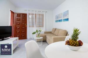 sala de estar con sofá y mesa con un bol de fruta en Ferienwohnung für 2 Personen 1 Kind ca 54 qm in Agaete, Gran Canaria Westküste Gran Canaria, en Agaete