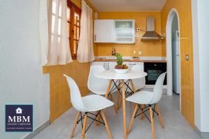 cocina con mesa y sillas en Ferienwohnung für 2 Personen 1 Kind ca 54 qm in Agaete, Gran Canaria Westküste Gran Canaria, en Agaete
