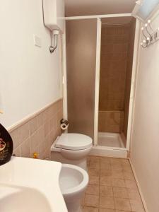 un piccolo bagno con wc e doccia di La Gioconda Exclusive Suite a Bari Altre 8 foto