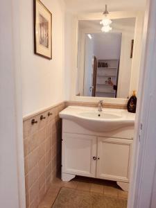 un bagno con un lavandino bianco e uno specchio di La Gioconda Exclusive Suite a Bari