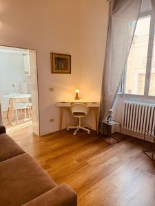 un soggiorno con un tavolo e un divano di La Gioconda Exclusive Suite a Bari