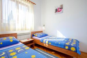 um quarto com 2 camas e uma janela em Ferienwohnung für 4 Personen ca 55 qm in Njivice, Kvarner Bucht Krk - b44232 em Njivice