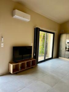 een lege woonkamer met een flatscreen-tv bij Le capèu in Mollégès