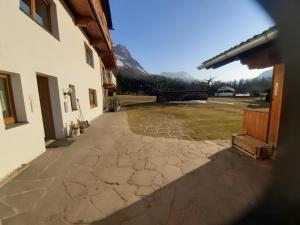 - une vue sur la cour d'un immeuble avec une montagne dans l'établissement Ferienwohnung für 4 Personen ca 45 qm in Ehrwald, Tirol Gaistal, à Ehrwald