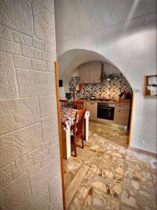 een keuken met een tafel en stoelen in een kamer bij Apulian Dream in Peschici