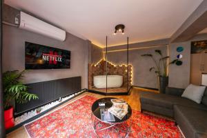 een woonkamer met een bank en een tafel bij Hexa Suites Hotel in Istanbul