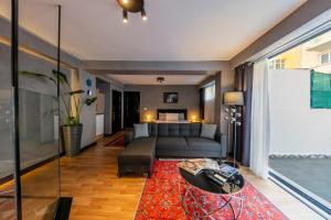 sala de estar con sofá y mesa en Hexa Suites Hotel, en Estambul
