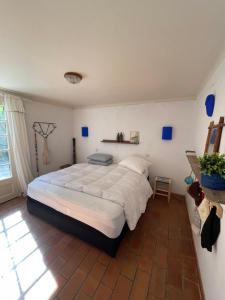 um quarto com uma cama grande num quarto em Villa Hyères - Quartier Villa Noailles em Hyères