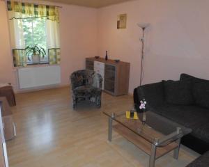 ein Wohnzimmer mit einem Sofa und einem Stuhl in der Unterkunft FW2 - Mortelgrund in Sayda