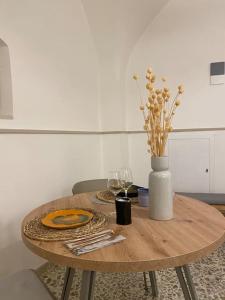 洛科罗通多Casa Nua的木桌,花瓶和酒杯