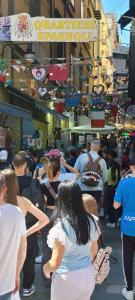 un grupo de personas de pie en una multitud en un mercado en DV House Via toledo QuartieriSpagnoli, en Nápoles