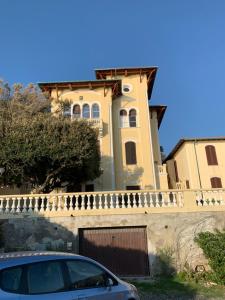 Tòa nhà nơi biệt thự tọa lạc