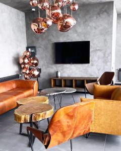 salon z kanapą, stołami i telewizorem w obiekcie Apartment in Marshall Gudauri Project w mieście Gudauri