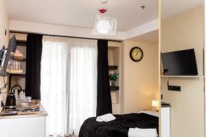ein Schlafzimmer mit einem Bett und einem Fenster mit einer Uhr in der Unterkunft Apartment in Marshall Gudauri Project in Gudauri