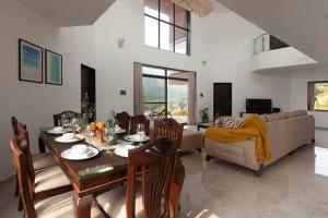 Un lugar para sentarse en Vallys,in --Valley View with Infinity Pool