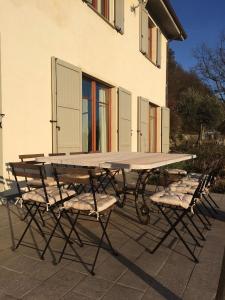 a picnic table with four chairs around it in front of a building at Ferienhaus mit Privatpool für 14 Personen ca 252 qm in Tresana, Toskana Provinz Massa-Carrara in Tresana