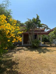 una casa con flores amarillas delante de ella en Samui Garden Resort, en Bangrak Beach