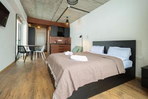 sypialnia z dużym łóżkiem i jadalnią w obiekcie New Gudaur Studio with Balcony By Wehost w mieście Gudauri