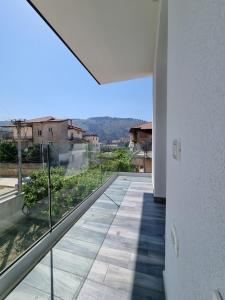 uma vista da varanda de uma casa em Vila Egeus em Berat