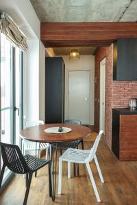 stół jadalny i krzesła w pokoju w obiekcie New Gudaur Studio with Balcony By Wehost w mieście Gudauri