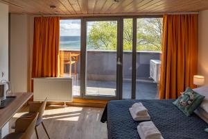 1 dormitorio con cama y vistas al océano en Tawerna Rybaki, en Sopot