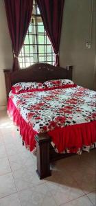 Кровать или кровати в номере Sobey Laris Homestay Pasir Mas Town