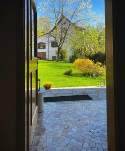una puerta abierta a un patio con una casa en Lussuoso Chalet in centro a 4 min a piedi dalle piste da sci en Tarvisio