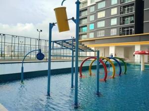 马六甲Una Cozy House Near Jonker and Heritage的一座建筑里带水滑梯的水池