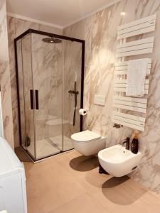 バーリにあるPiccinni Exclusive Suite 6のシャワー、トイレ、洗面台を備えたバスルーム