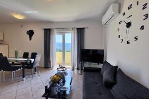 TV a/nebo společenská místnost v ubytování Top Apartment - Panoramameerblick, Terrasse + 14 fotografií