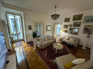Sala de estar con sofás y mesa de centro en Interno 12 (140 mq), en Nápoles