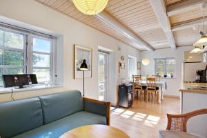 ein Wohnzimmer mit einem Sofa und einem Tisch in der Unterkunft Amalies Annex in Sorø