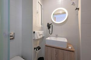 uma casa de banho com um lavatório e um espelho em Comfy apart hotel em Beirute