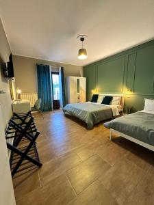 una camera da letto con due letti e una sedia di CentruMassimo Apartment a Palermo