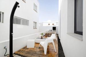 Habitación con paredes blancas, sillas y mesas blancas. en CASA ANCLADA en ARRIETA, en Arrieta