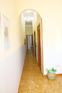 un corridoio con arco che conduce a una camera di Largo Baluardo 13 ad Avola