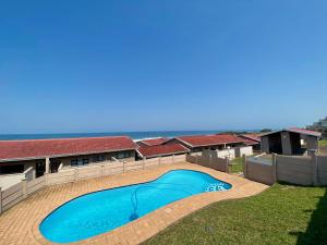 een groot blauw zwembad voor een huis bij Natspat 9 in Uvongo Beach