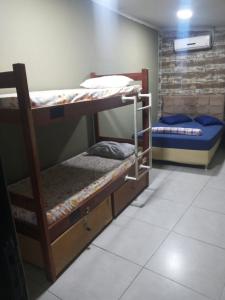 um quarto com 2 beliches num quarto em Hostel Floripa Lake House Lagoa Conceiçao 24HORAS em Florianópolis